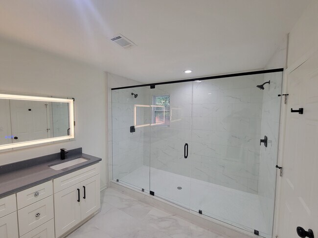 Master Bath - 1131 Montreat Ave SW