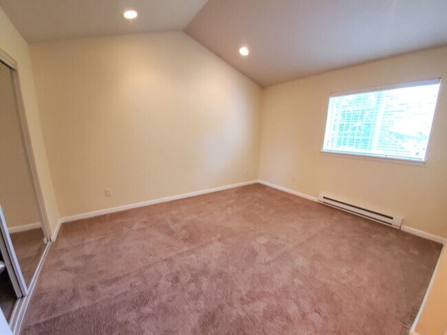 Building Photo - Beautiful Condo in Gilham