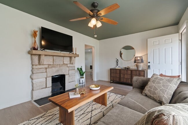 Building Photo - 2 Bed/ 1 Bath Cottage in Charlotte Park, Fenced Yard and Pet Friendly
