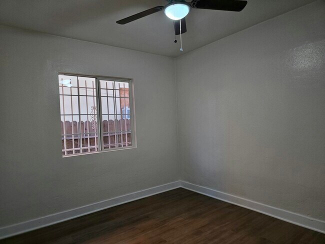 Building Photo - 916 W 59th Pl