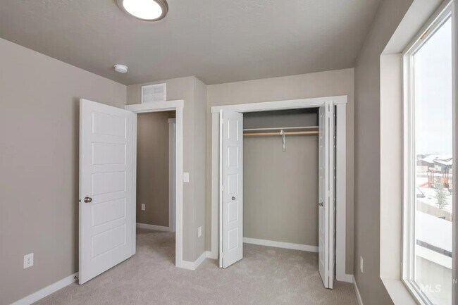 Building Photo - 336 S Calf Crk Ave