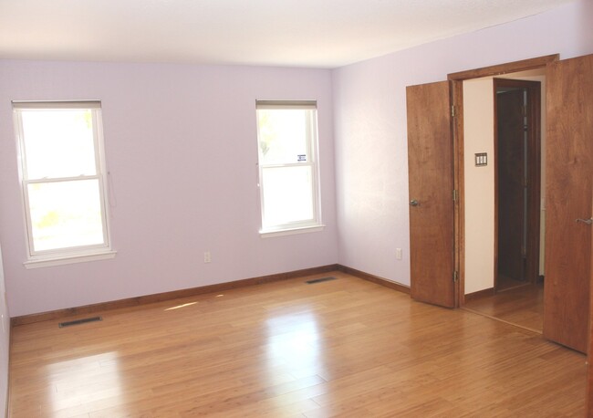 Building Photo - Beautiful 3 bdr, 2 bath SOLAR home w/large...
