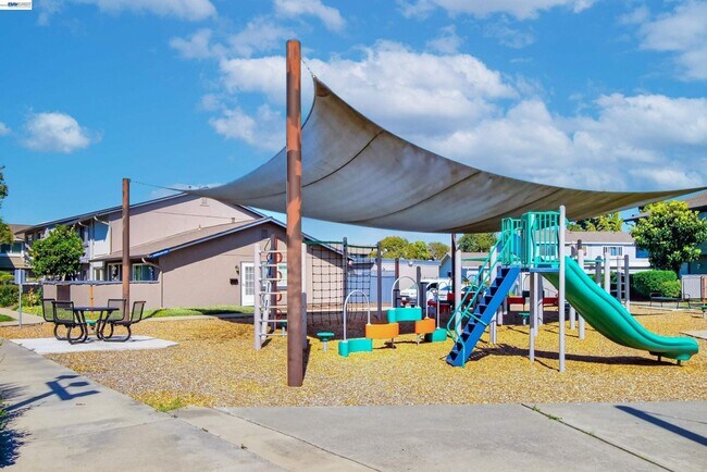 Building Photo - $3,150 / 2 BR - Updated Townhome in Prime Union City!