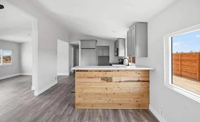 Building Photo - COMING SOON - Newly Remodeled 2 Bedroom 2 ...