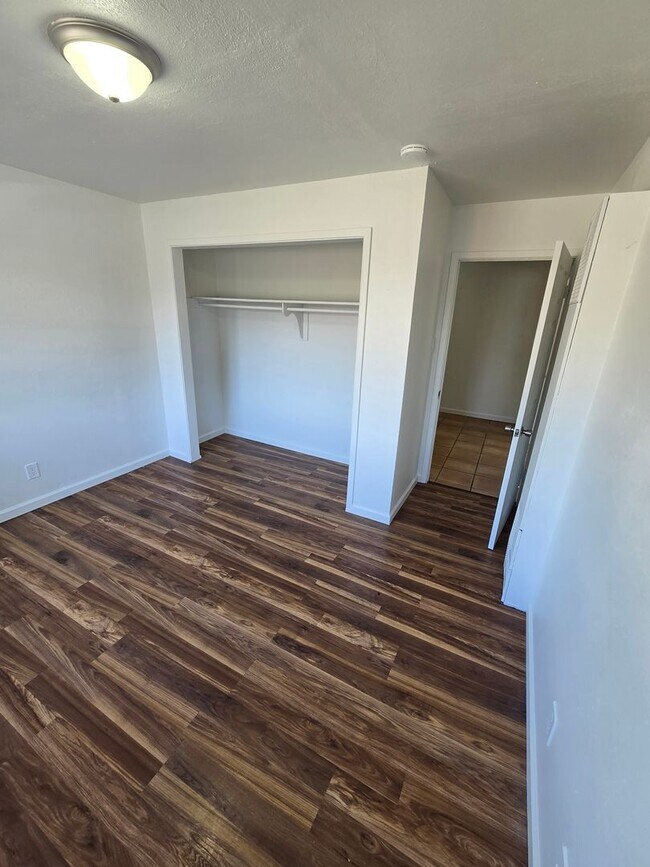 Building Photo - Nice size 4 Bedroom  2 Bath with 2 living ...