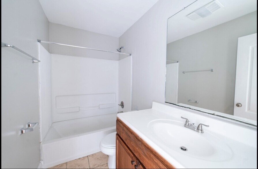 2nd Floor Bathroom - 1526 Lake Calais Ct