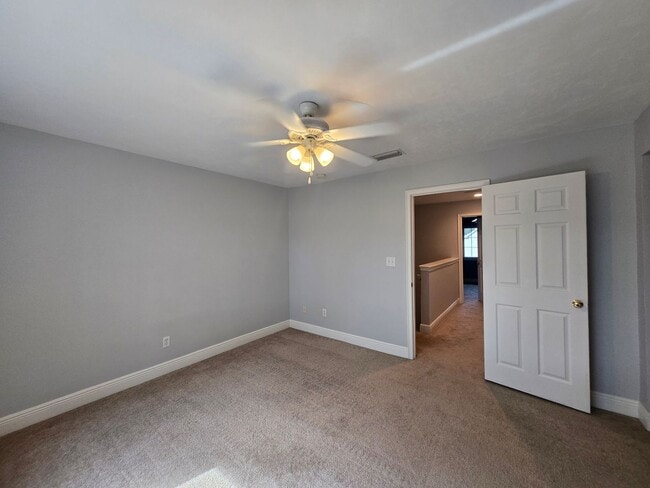 Building Photo - 3BR/3BA Two-Story Quad – Prime Location & Move-In Ready!