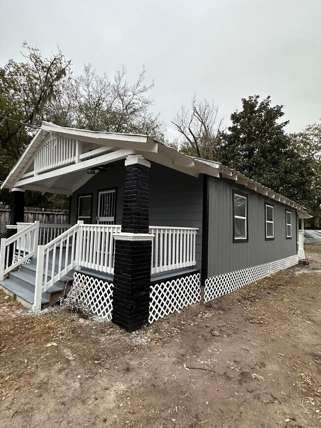 Building Photo - Fully Renovated 3/1 Single Family House Av...