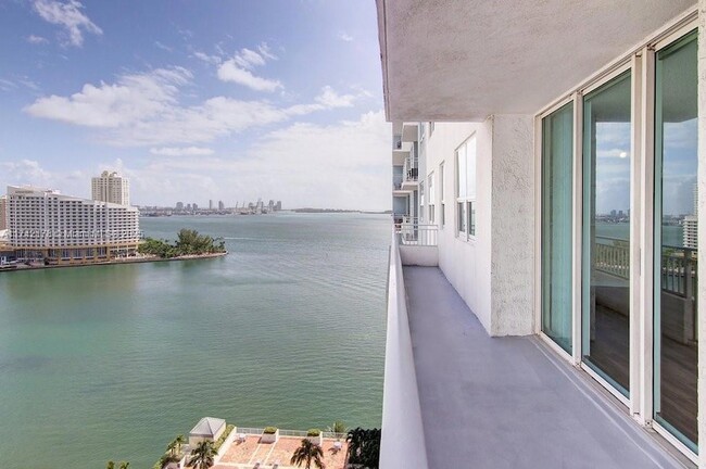 Building Photo - 1111 Brickell Bay Dr