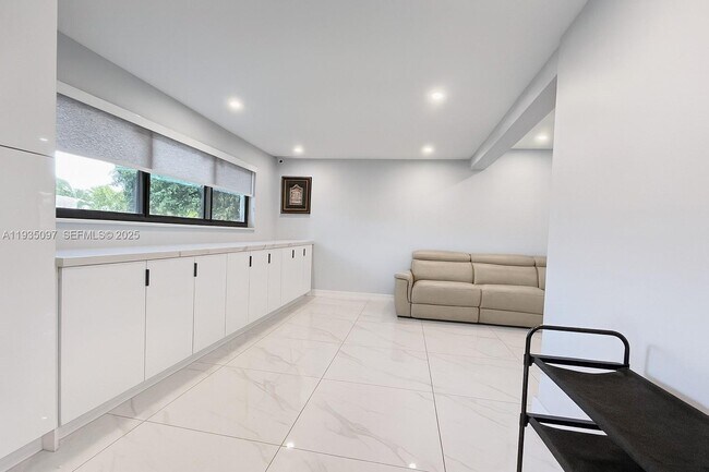 Building Photo - 575 NE 179th Dr