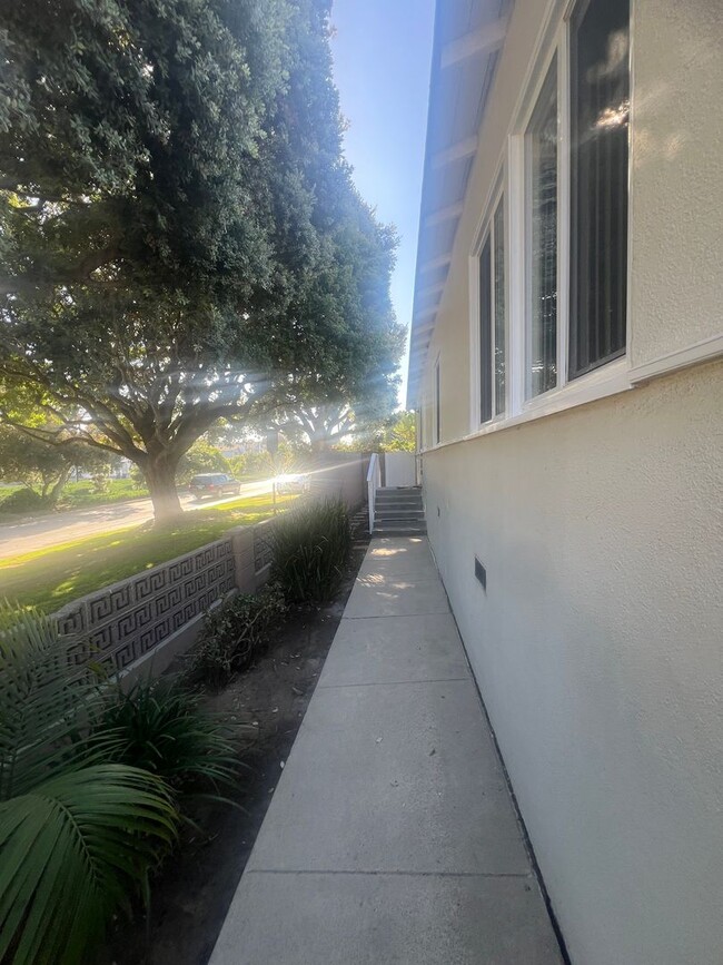 Building Photo - Charming Duplex in Hermosa Beach