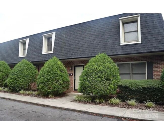 Building Photo - Private 2BD/1.5BA Townhouse in Prime NW Hi...