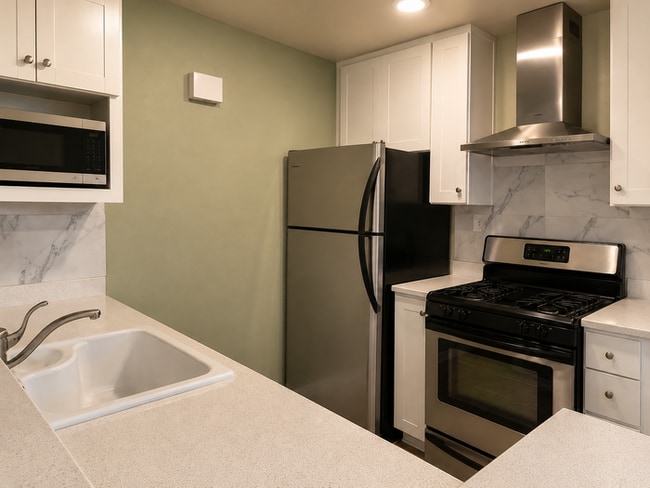 Building Photo - Welcome to your condo in a quiet gated community in Chatsworth, CA!