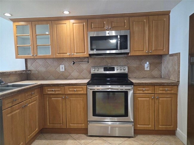 Building Photo - 5880 Collins Ave