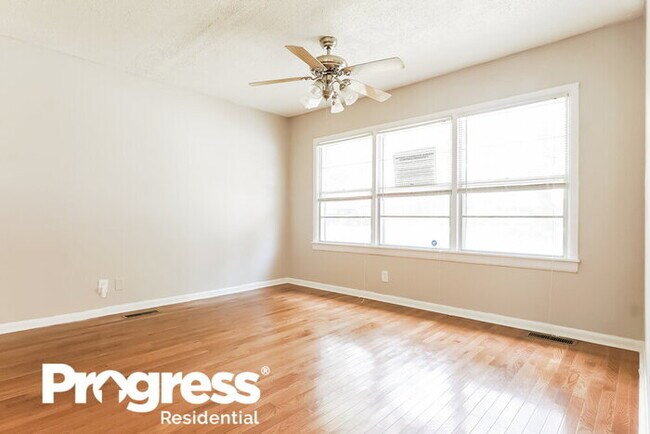 Building Photo - 300 Oakwood Ave