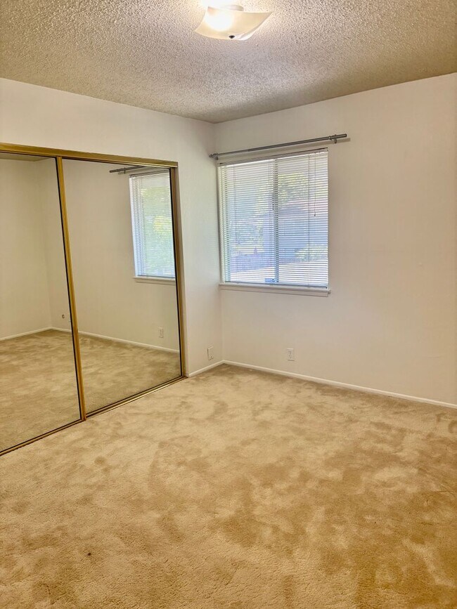 Building Photo - Bright & Airy 3-Bedroom Condo in Prime Moraga Location!