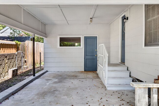 Building Photo - 216 E 57th St
