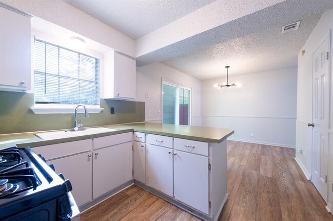 Building Photo - 5900 Glen Meadow Dr