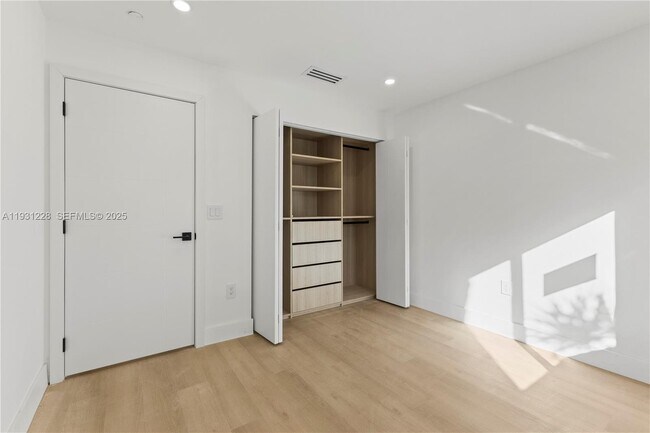 Building Photo - 16859 Crestview Ln