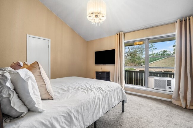 Building Photo - 9400 Doliver Dr