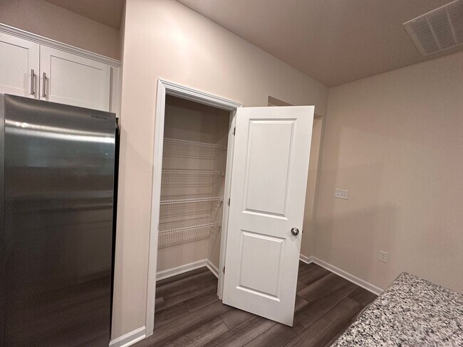 Building Photo - 3BR 2.5BA Townhome in High Point