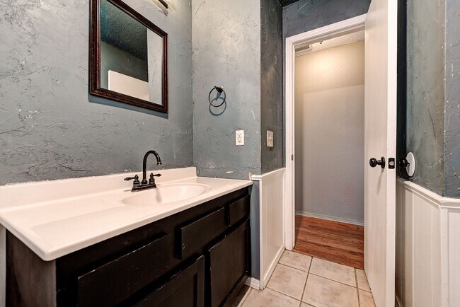 Building Photo - Updated Edmond Home with Newer Flooring