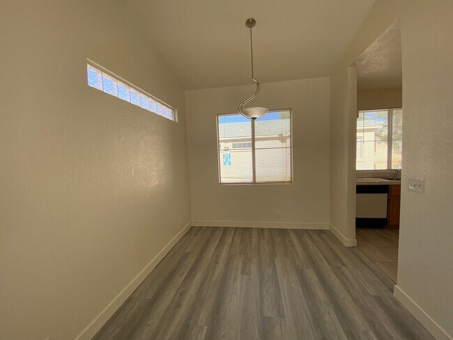 Building Photo - 1 Bedroom Condo - W Tropicana/Decatur - 2nd floor unit.