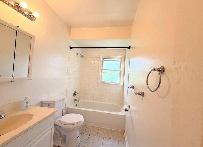 Building Photo - 23816 Kathleen Ave