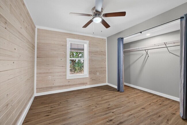 Building Photo - 1311 Oak St