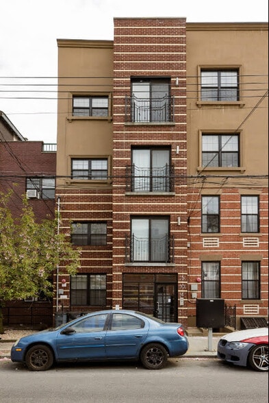 Exclusive floor-through top unit in a private condo—enjoy ultimate privacy and quiet luxury. - 504 Maple St