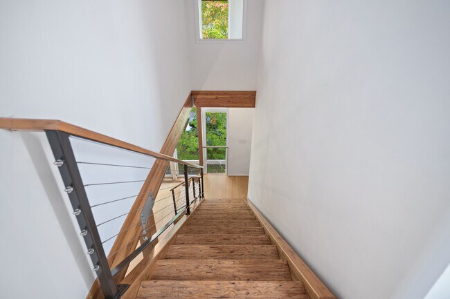 Building Photo - 504 NE Brazee St