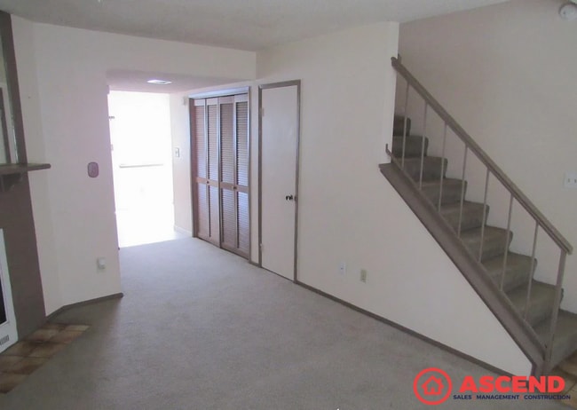 Building Photo - Dazzling Apartment Located Near Coffee Rd!