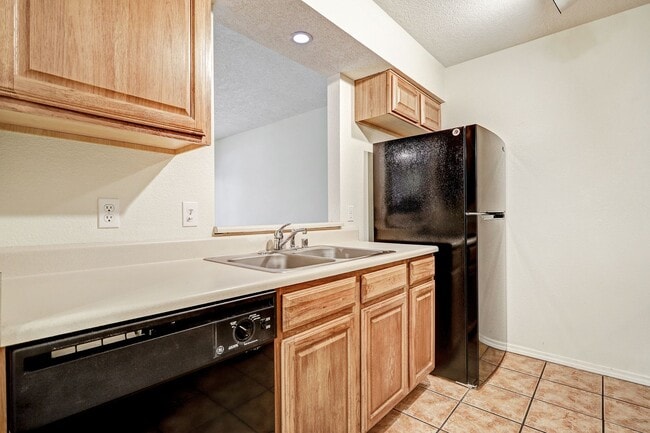 Building Photo - Oso Park Condo  3 Bedroom 2 !/2 Bath