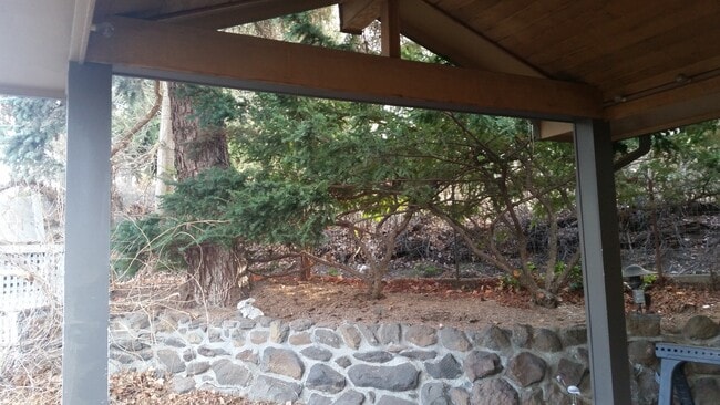 Building Photo - Occupied, do not disturb tenants. 1950's Craftsman 2br 2ba duplex on two levels, lawncare provide...