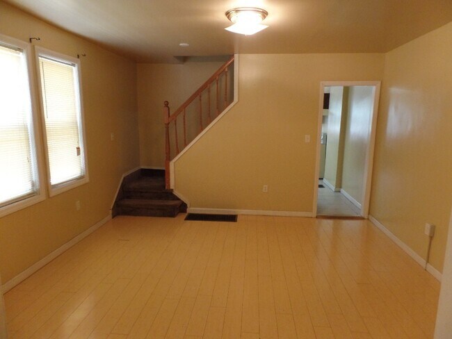 Building Photo - 124 S Walter Ave