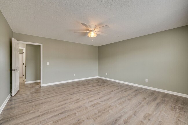 Building Photo - 2 br/ 1.5 bath condo Johnson City