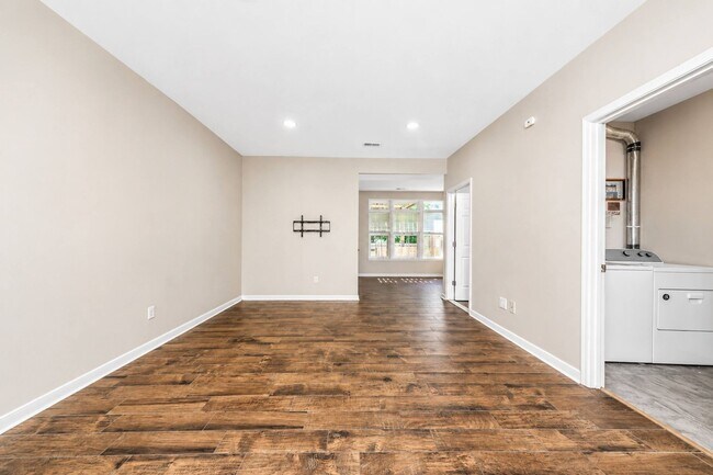 Building Photo - Bright and spacious 3+ bedroom Townhome in Williamsburg