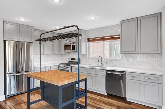 Building Photo - Remodeled Three Bedroom in Summerlin! No carpet!