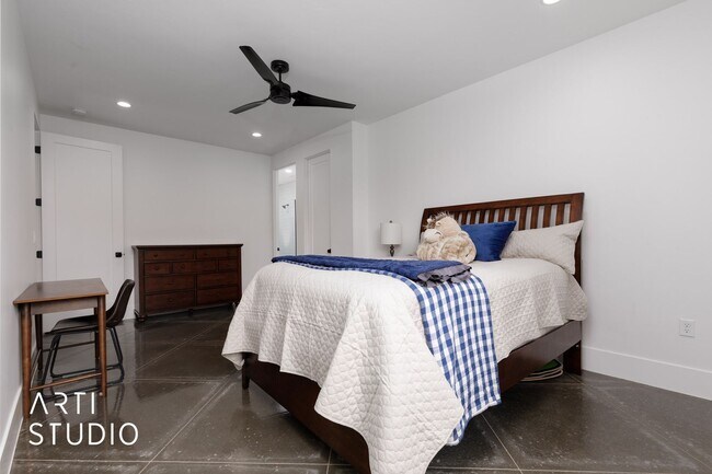 Building Photo - Beautiful 6 Bedroom 4.5 Bathroom Home in D...