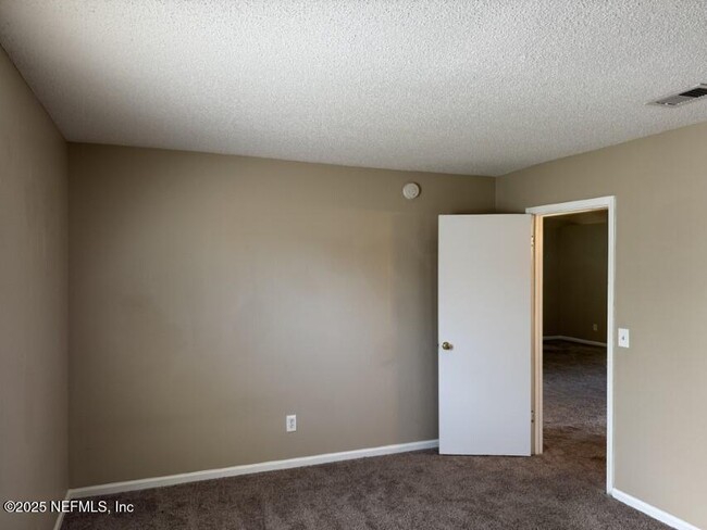 Building Photo - 2654 Hidden Village Dr