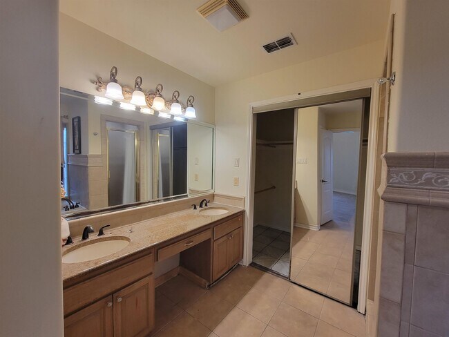 Building Photo - 3814 Crestwind Dr