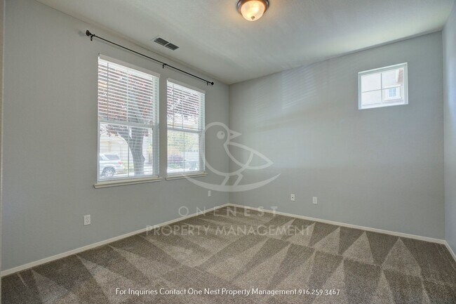 Building Photo - Stunning 3 bedroom 3 bathroom Lincoln Cros...