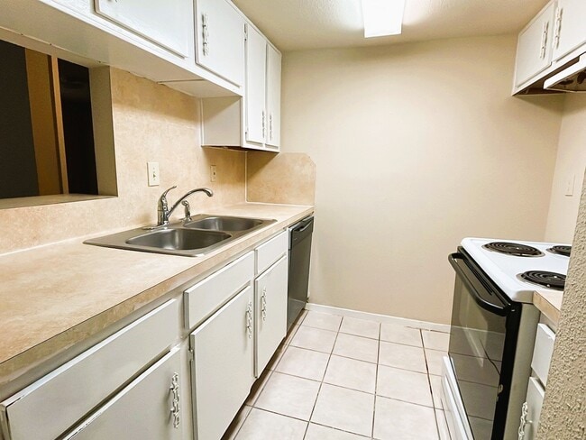 Building Photo - 7200 Clarewood Dr