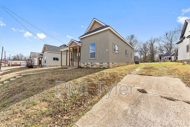 Building Photo - 1247 Bonham St