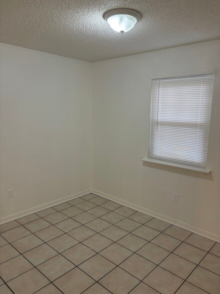 Building Photo - 1601 Live Oak St