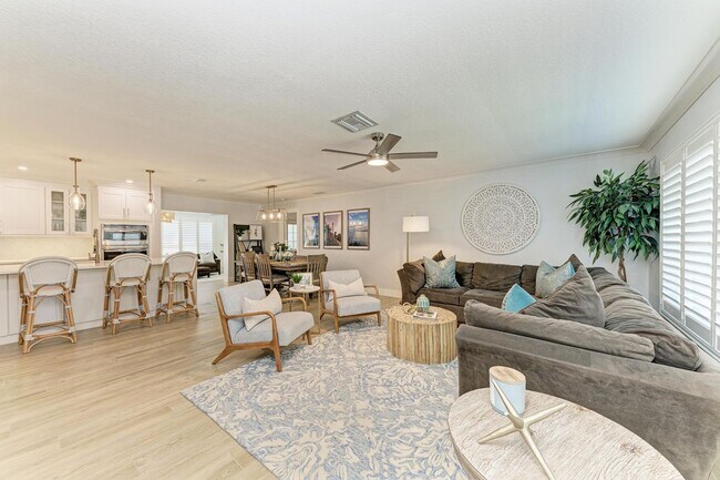 Building Photo - Furnished/Unfurnished ** Annual Rental ** Available 5/1/26 ** 4 Bed/2 Bath Single Family Home ** ...