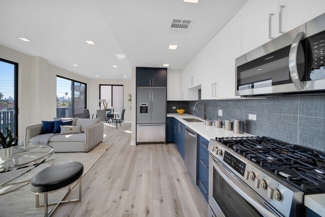 Building Photo - 1111 N Kenmore Ave