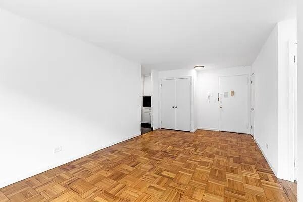 Primary Photo - 320 E 23rd St