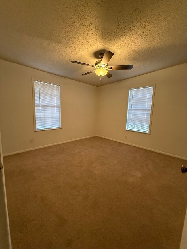 Building Photo - Spacious 4 bedroom, 2 bath home AVAILABLE NOW!