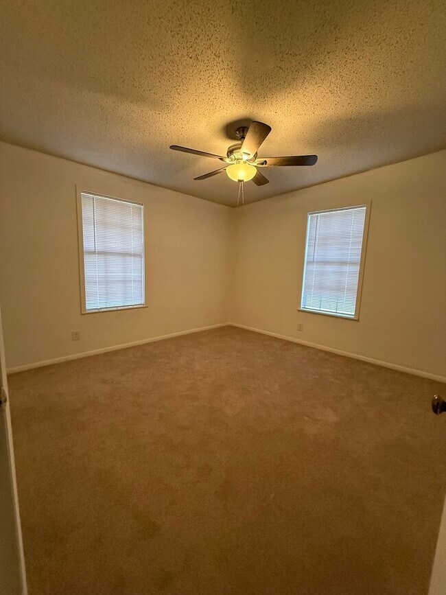 Building Photo - Spacious 4 bedroom, 2 bath home COMING SOON!